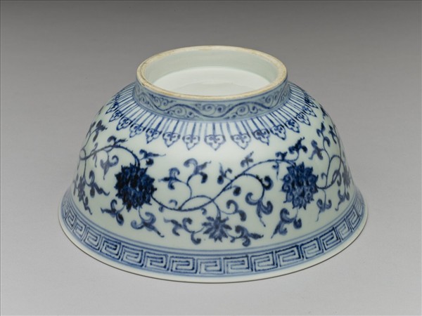 青花纏枝花卉紋碗