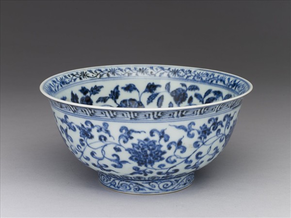 青花纏枝花卉紋碗