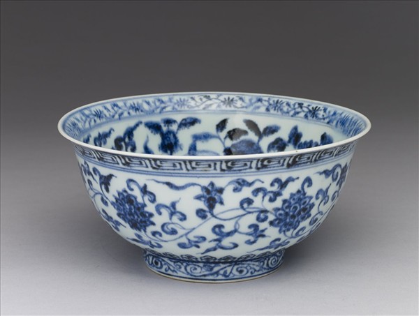青花纏枝花卉紋碗