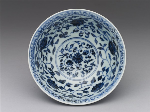 青花纏枝花卉紋碗