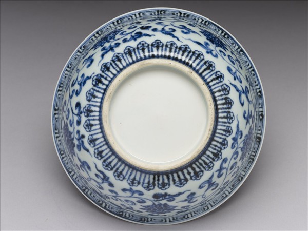 青花纏枝花卉紋碗