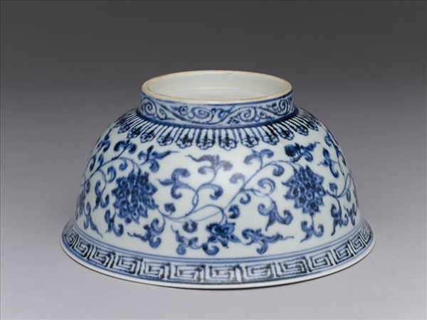 青花纏枝花卉紋碗