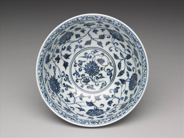 青花纏枝花卉紋碗