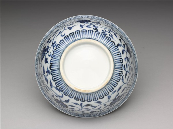 青花纏枝花卉紋碗