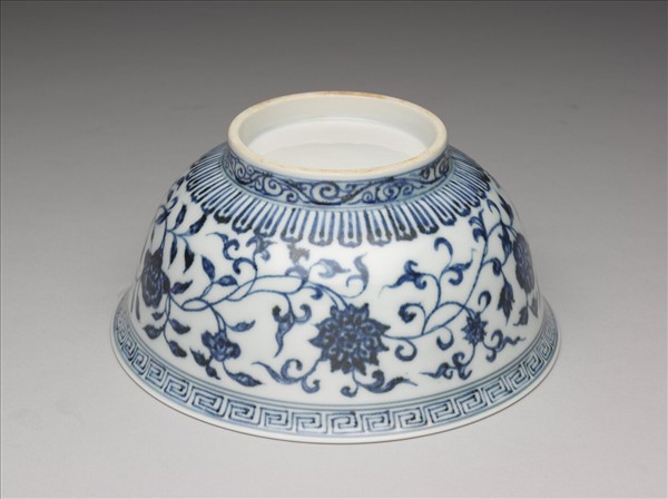 青花纏枝花卉紋碗