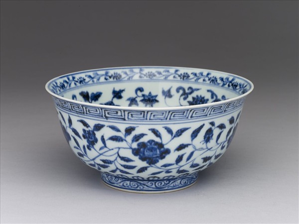 青花纏枝花卉紋碗