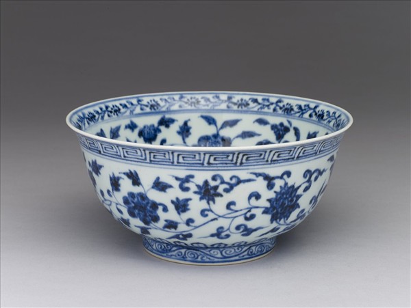 青花纏枝花卉紋碗
