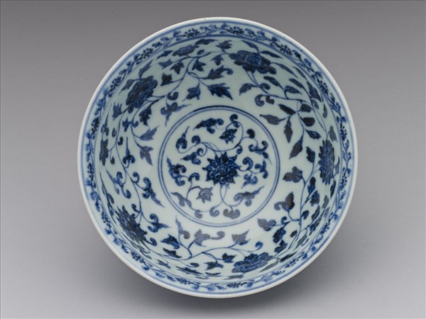 青花纏枝花卉紋碗