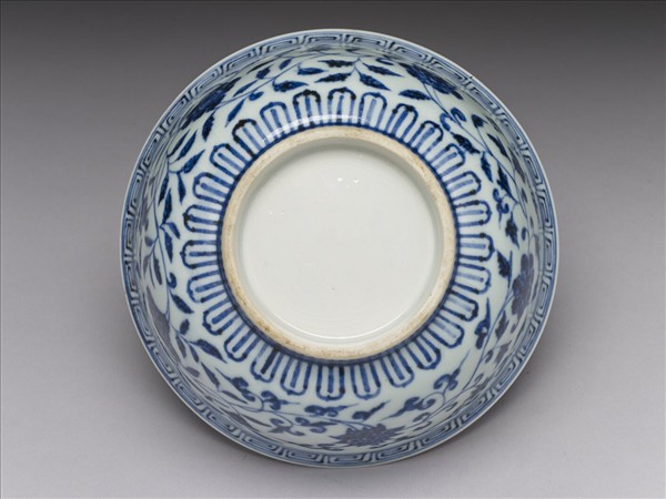 青花纏枝花卉紋碗