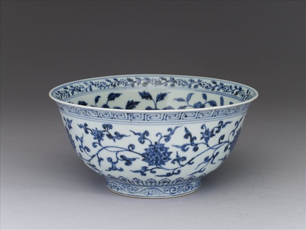 青花纏枝花卉紋碗