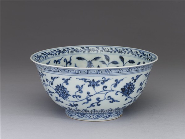 青花纏枝花卉紋碗