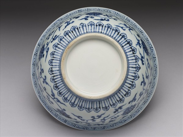 青花纏枝花卉紋碗