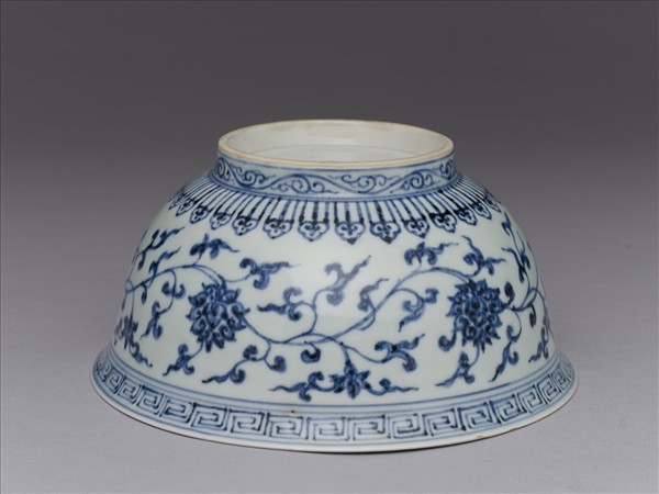 青花纏枝花卉紋碗