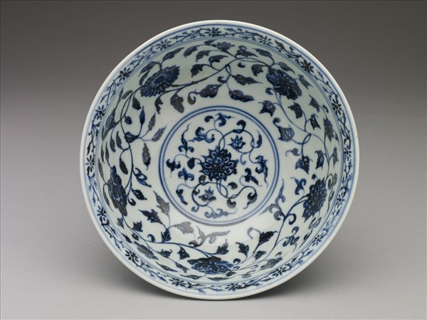 青花纏枝花卉紋碗