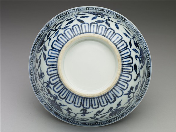 青花纏枝花卉紋碗