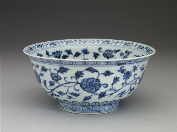 青花纏枝花卉紋碗