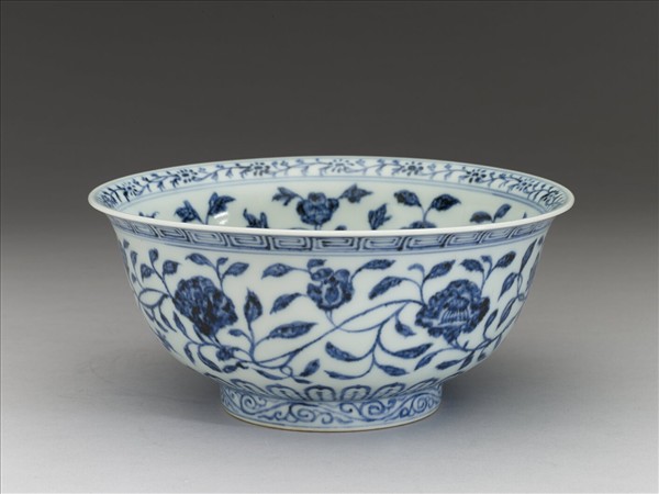 青花纏枝花卉紋碗