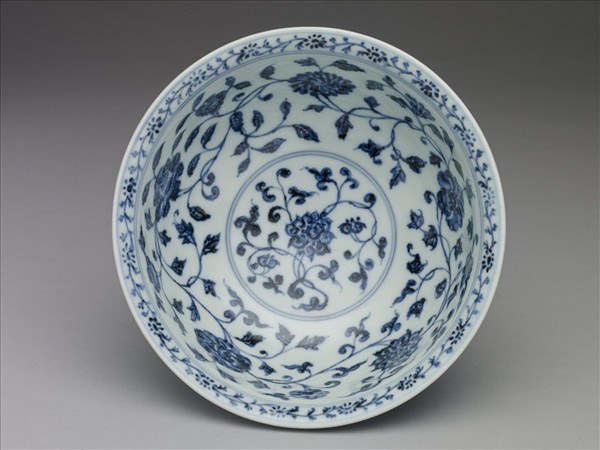 青花纏枝花卉紋碗