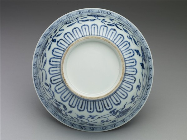 青花纏枝花卉紋碗