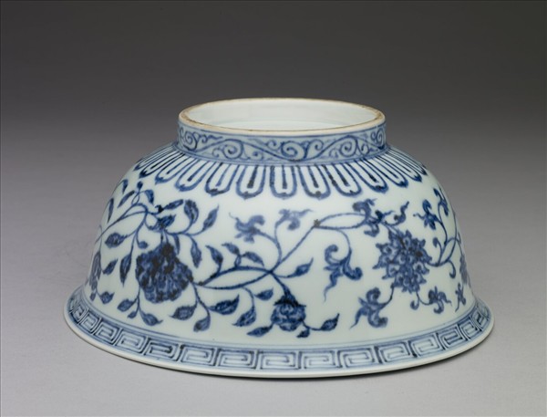 青花纏枝花卉紋碗