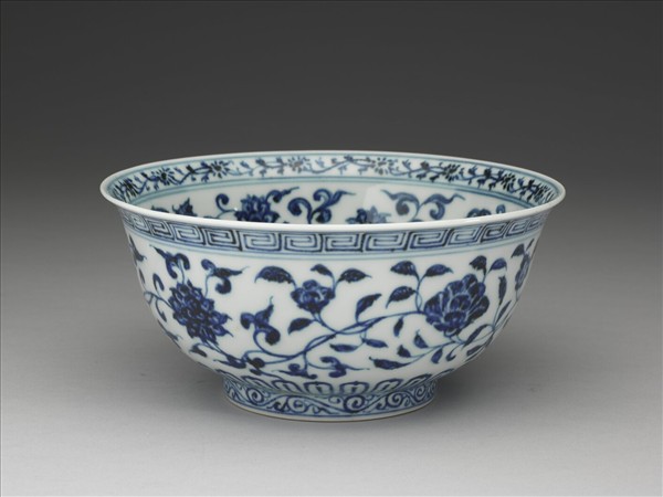 青花纏枝花卉紋碗