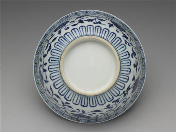 青花纏枝花卉紋碗