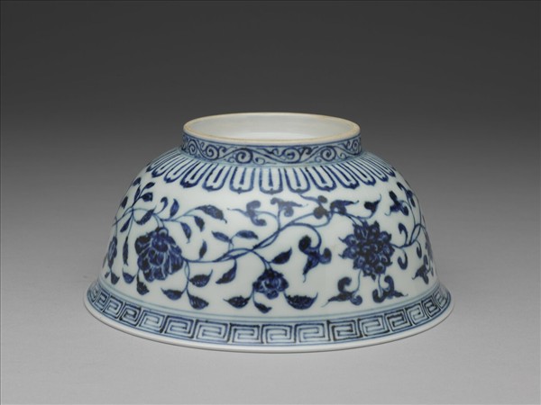 青花纏枝花卉紋碗