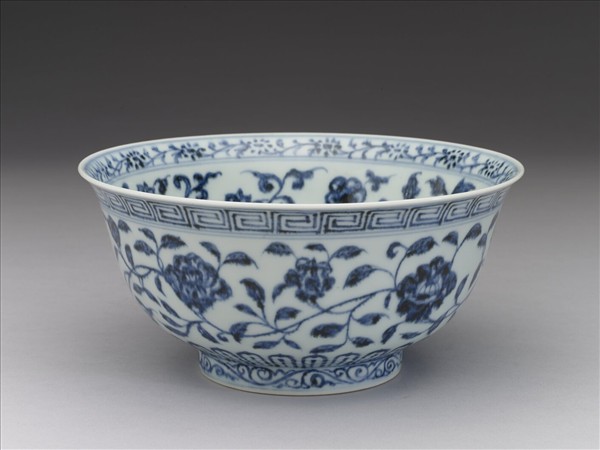 青花纏枝花卉紋碗