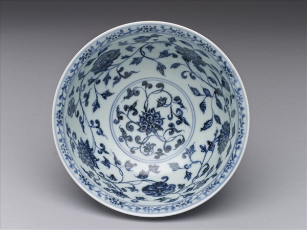 青花纏枝花卉紋碗