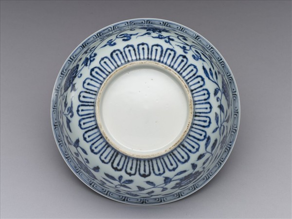 青花纏枝花卉紋碗