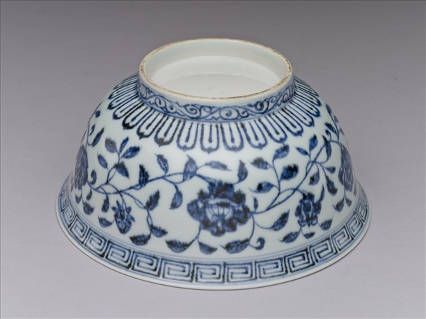 青花纏枝花卉紋碗