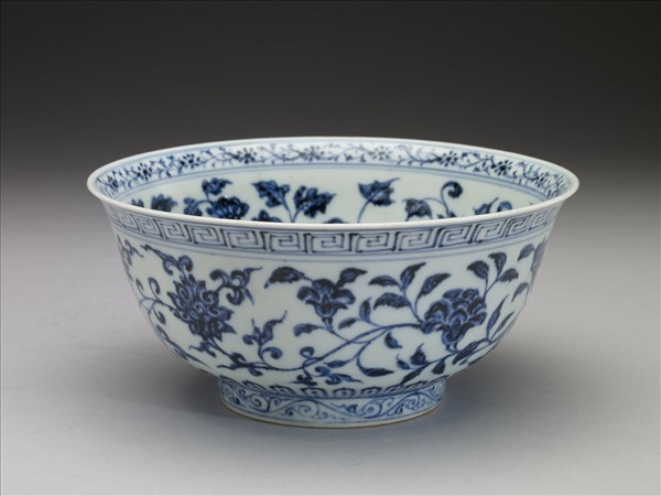 青花纏枝花卉紋碗