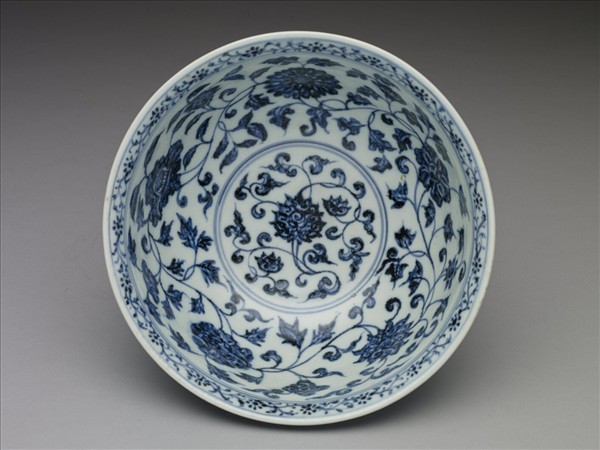 青花纏枝花卉紋碗