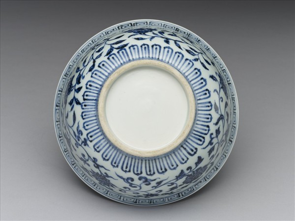 青花纏枝花卉紋碗