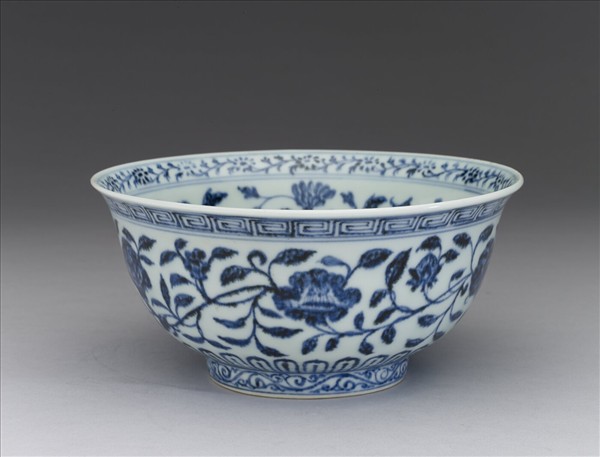 青花纏枝花卉紋碗