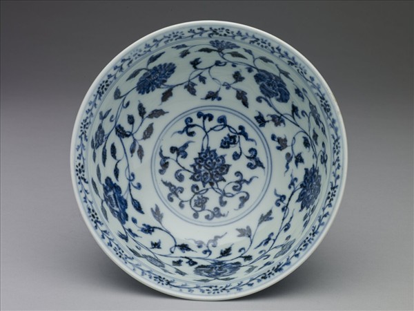 青花纏枝花卉紋碗
