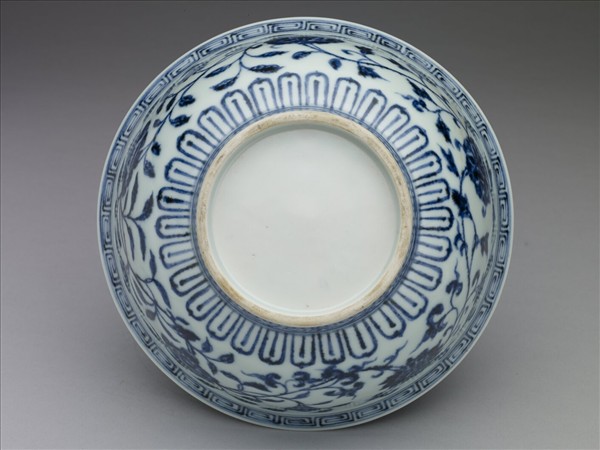 青花纏枝花卉紋碗