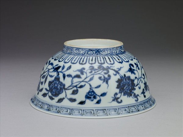 青花纏枝花卉紋碗