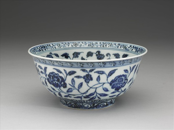 青花纏枝花卉紋碗