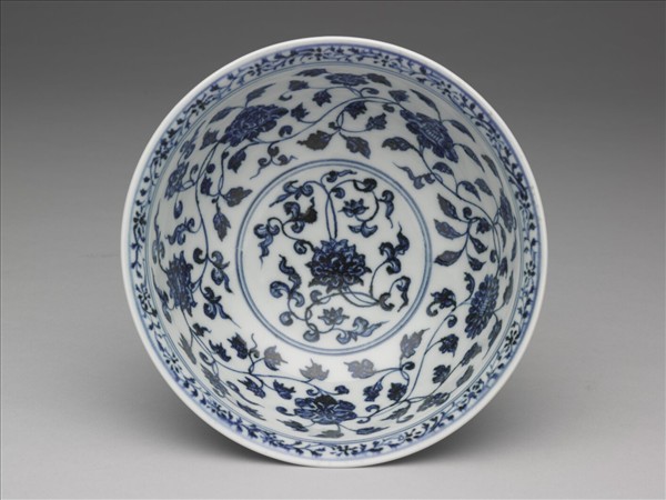 青花纏枝花卉紋碗