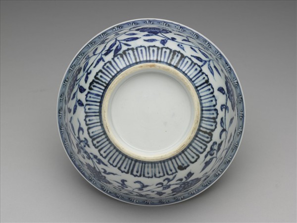 青花纏枝花卉紋碗