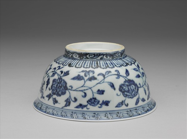 青花纏枝花卉紋碗