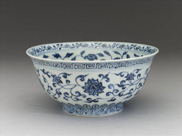 青花纏枝花卉紋碗