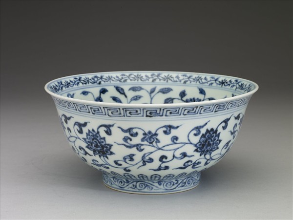 青花纏枝花卉紋碗