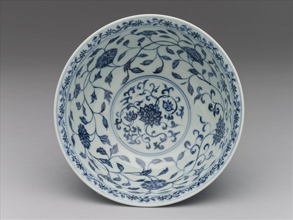 青花纏枝花卉紋碗
