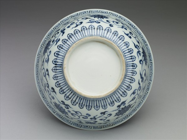 青花纏枝花卉紋碗