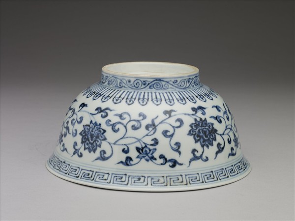 青花纏枝花卉紋碗