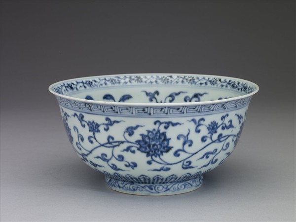 青花纏枝花卉紋碗