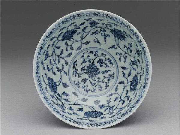 青花纏枝花卉紋碗