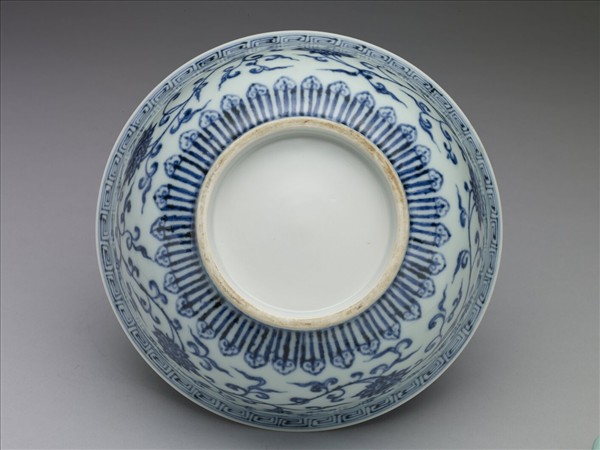 青花纏枝花卉紋碗